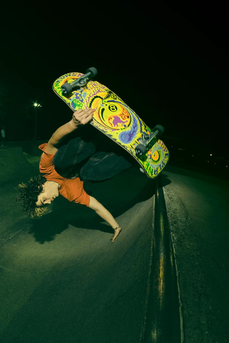 free-photo-of-a-man-skateboarding-at-night.webp